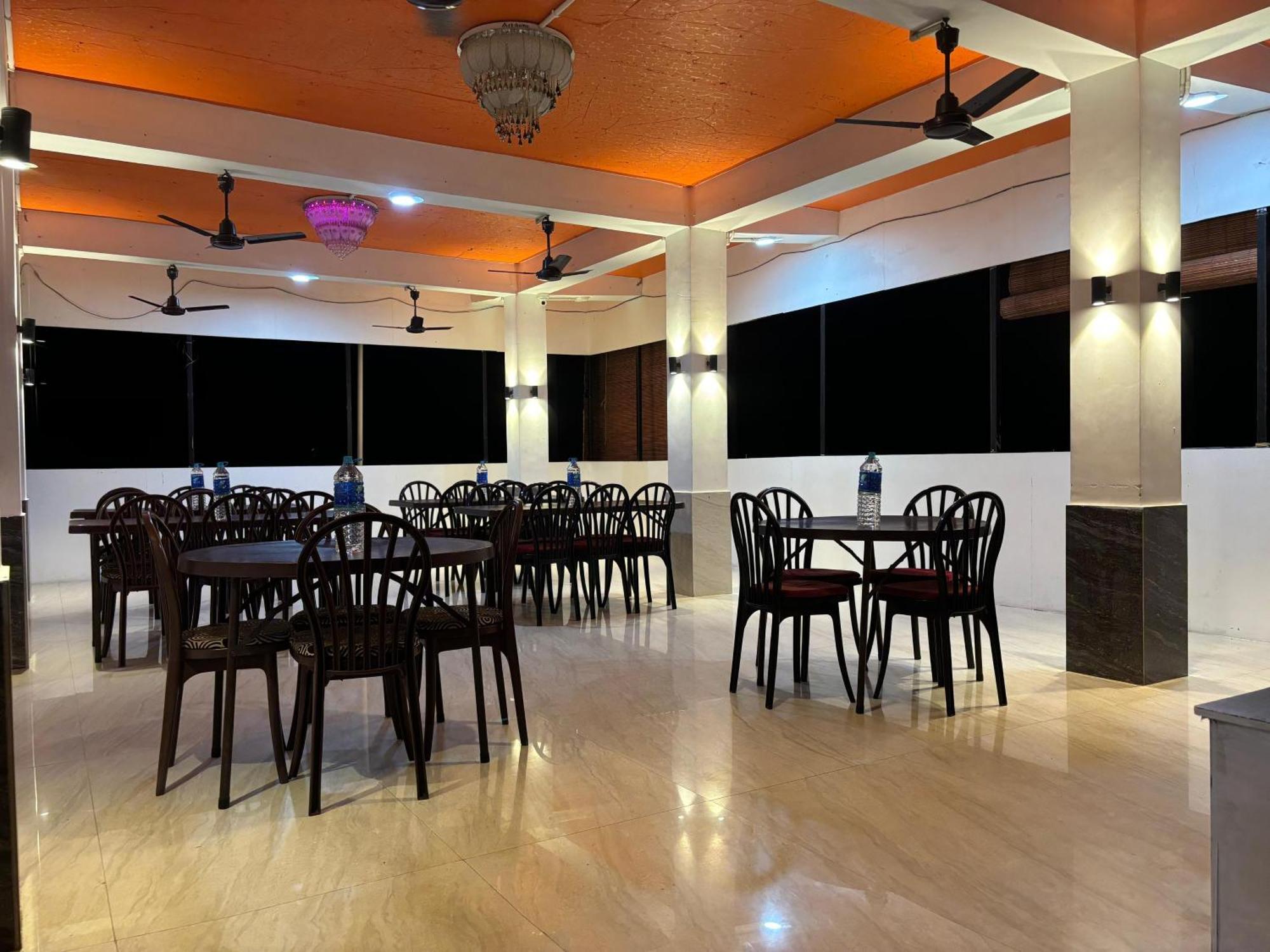 The Tamarind Tree Hotel & Restaurant Shadipur Bagian luar foto